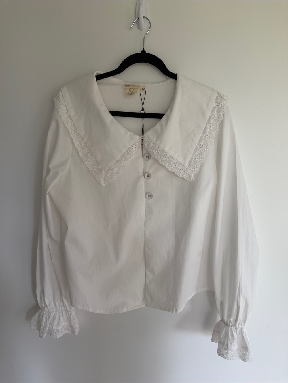 VRG GRL White Eyelet Collar Button-Up Blouse | MAE BLOUSE WHITE - Picture 3 of 5